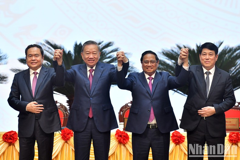 El secretario general del PCV y presidente del país, To Lam, y los miembros del Buró Político: Pham Minh Chinh, primer ministro; Tran Thanh Man, presidente de la Asamblea Nacional; Luong Cuong, miembro permanente del Secretariado del Comité Central del PCV.