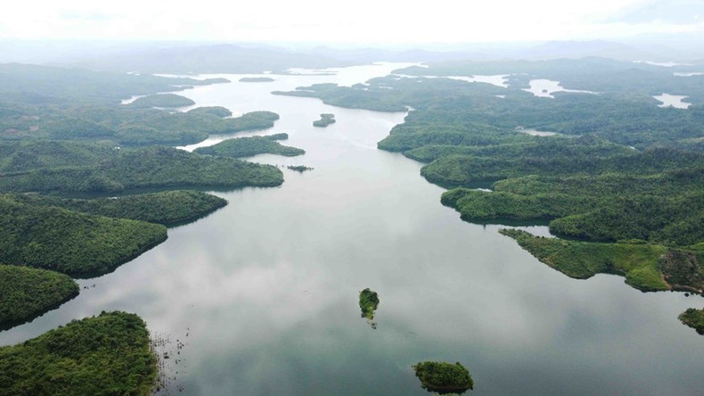 El lago Ta Dung se extiende hasta la ciudad de Bao Loc, provincia de Lam Dong, y siempre goza de un clima fresco y agradable durante todo el año.