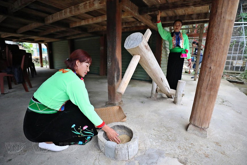 La gente Mang utiliza trajes tradicionales incluso en las actividades cotidianas. La gente Mang utiliza trajes tradicionales incluso en las actividades cotidianas.