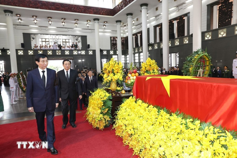 Wang Huning, miembro del Comité Permanente del Buró Político del Comité Central del PCCh, presidente del CCPPCh y representante especial del secretario general del PCCh y presidente chino, Xi Jinping, en el velatorio.