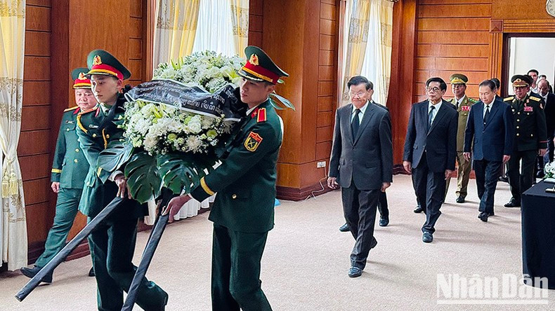 La delegación de alto rango de Laos encabezada por el secretario general del PPRL y presidente del país, Thongloun Sisoulith, llega a la sede de la Embajada vietnamita en Vientián. (Fotografía: Nhan Dan) La delegación de alto rango de Laos encabezada por el secretario general del PPRL y presidente del país, Thongloun Sisoulith, llega a la sede de la Embajada vietnamita en Vientián. (Fotografía: Nhan Dan)