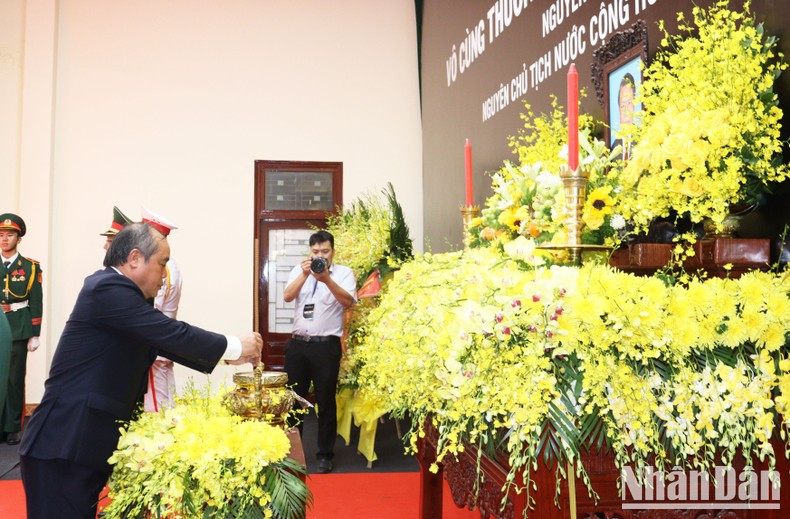 Tran Hoang Tuan, miembro de la Junta Permanente del Comité del Partido en Quang Ngai y vicepresidente permanente del Comité Popular de la provincia, coloca inciensos en el altar del difunto. Tran Hoang Tuan, miembro de la Junta Permanente del Comité del Partido en Quang Ngai y vicepresidente permanente del Comité Popular de la provincia, coloca inciensos en el altar del difunto.