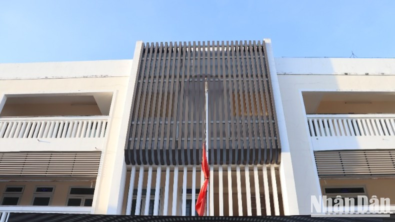 Las instituciones públicas en Quang Ngai izan la bandera nacional a media asta durante los dos días de luto nacional.