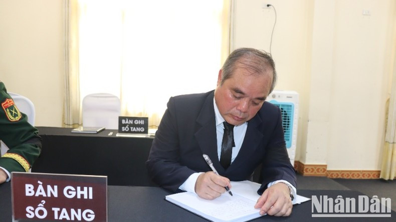 Tran Hoang Tuan, miembro de la Junta Permanente del Comité del Partido en Quang Ngai y vicepresidente permanente del Comité Popular de la provincia, firma el libro de condolencias. Tran Hoang Tuan, miembro de la Junta Permanente del Comité del Partido en Quang Ngai y vicepresidente permanente del Comité Popular de la provincia, firma el libro de condolencias.