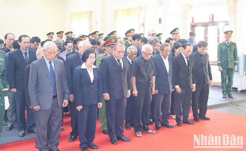 La delegación del Comité del Partido, el Comité Popular, el Consejo Popular y el Frente de la Patria en Quang Ngai rinde homenaje al extinto dirigente. La delegación del Comité del Partido, el Comité Popular, el Consejo Popular y el Frente de la Patria en Quang Ngai rinde homenaje al extinto dirigente.