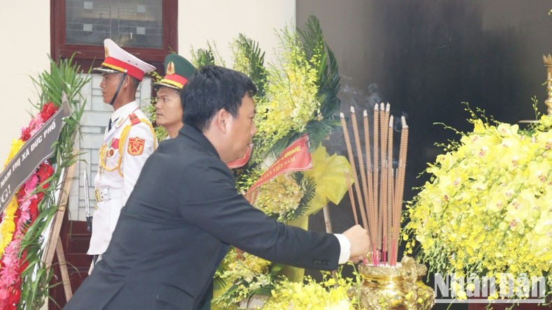 Nguyen Xuan Van, vicesecretario permanente del Comité del Partido y presidente del Consejo Popular del pueblo de Duc Pho, en Quang Ngai. Nguyen Xuan Van, vicesecretario permanente del Comité del Partido y presidente del Consejo Popular del pueblo de Duc Pho, en Quang Ngai.
