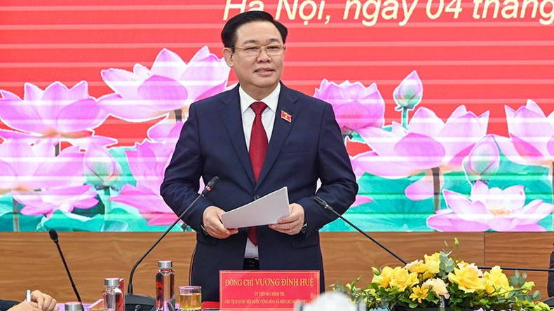 El presidente de la Asamblea Nacional, Vuong Dinh Hue, da palabras inaugurales del simposio. El presidente de la Asamblea Nacional, Vuong Dinh Hue, da palabras inaugurales del simposio.