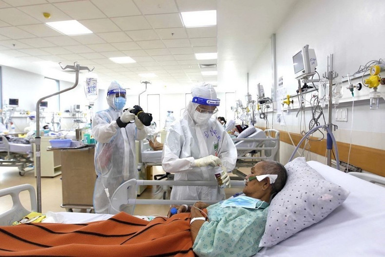 Un reportero de la Agencia Vietnamita de Noticias trabaja en el hospital con pacientes de Covid-19.