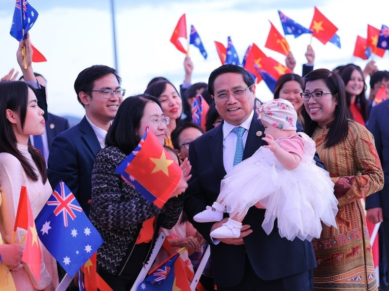 El primer ministro Pham Minh Chinh y su esposa llegan a Canberra.