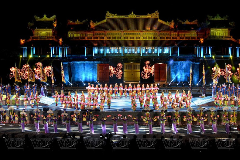 "Luc cung hoa dang", un baile famoso en el sistema de música de la corte real de Hue. "Luc cung hoa dang", un baile famoso en el sistema de música de la corte real de Hue.