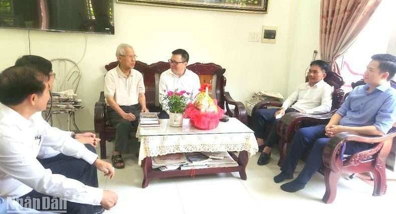 Quoc Minh y el periodista veterano Ho Duy Le conversan sobre el actual periodismo.