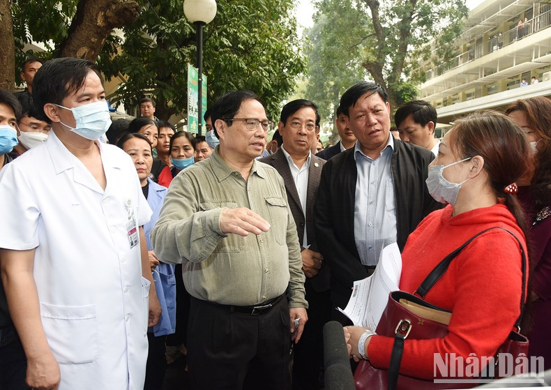 Charla con familiares de pacientes sobre el suministro de medicamentos y otros materiales sanitarios. Charla con familiares de pacientes sobre el suministro de medicamentos y otros materiales sanitarios.