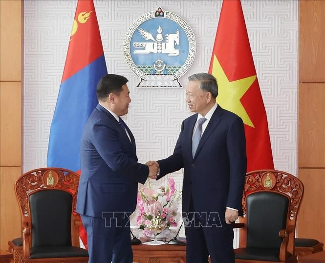 El secretario general del Partido Comunista y presidente de Vietnam, To Lam, y el primer ministro de Mongolia, Luvsannamsrain Oyun-Erdene. El secretario general del Partido Comunista y presidente de Vietnam, To Lam, y el primer ministro de Mongolia, Luvsannamsrain Oyun-Erdene.