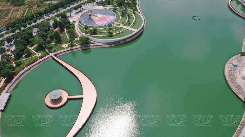 Tan interesantes los sistemas planetarios como el puente Luz de Luna que conecta la Plaza del Zodíaco con el jardín de estatuas de científicos.