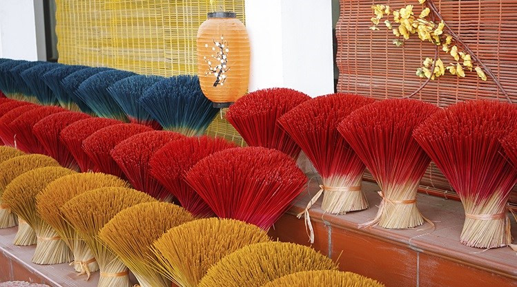 El punto que diferencia los productos de incienso del pueblo artesanal proviene de los ingredientes elaborados con hierbas como: madera de agar, pino, palo de rosa, angélica y canela. El punto que diferencia los productos de incienso del pueblo artesanal proviene de los ingredientes elaborados con hierbas como: madera de agar, pino, palo de rosa, angélica y canela.