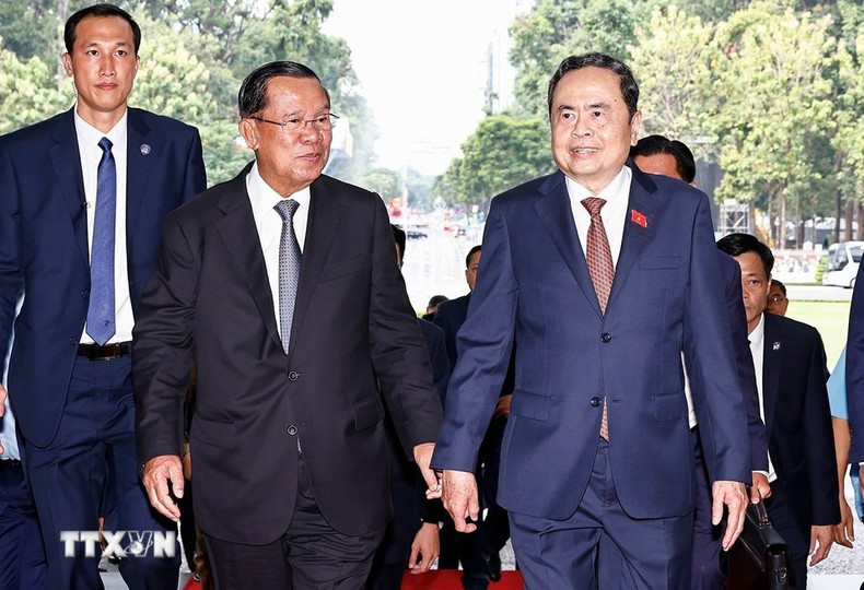 El presidente de la Asamblea Nacional de Vietnam, Tran Thanh Man, y el presidente del Partido Popular de Camboya, Hun Sen.