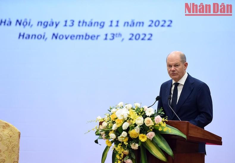 El canciller alemán resalta la importancia de Vietnam para las empresas de Europa, en particular las del país teutón, debido a su ubicación en la red económica sumamente diversa de Asia, su impresionante resiliencia contra la pandemia de Covid-19, y sus ventajas en términos de materias primas y recursos humanos.