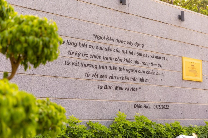 Según la junta directiva del sitio de la reliquia, se eligió la colina F para construir el templo porque fue testigo de la batalla más feroz de los soldados del Ejército Popular de Vietnam durante la campaña de Dien Bien Phu. Según la junta directiva del sitio de la reliquia, se eligió la colina F para construir el templo porque fue testigo de la batalla más feroz de los soldados del Ejército Popular de Vietnam durante la campaña de Dien Bien Phu.