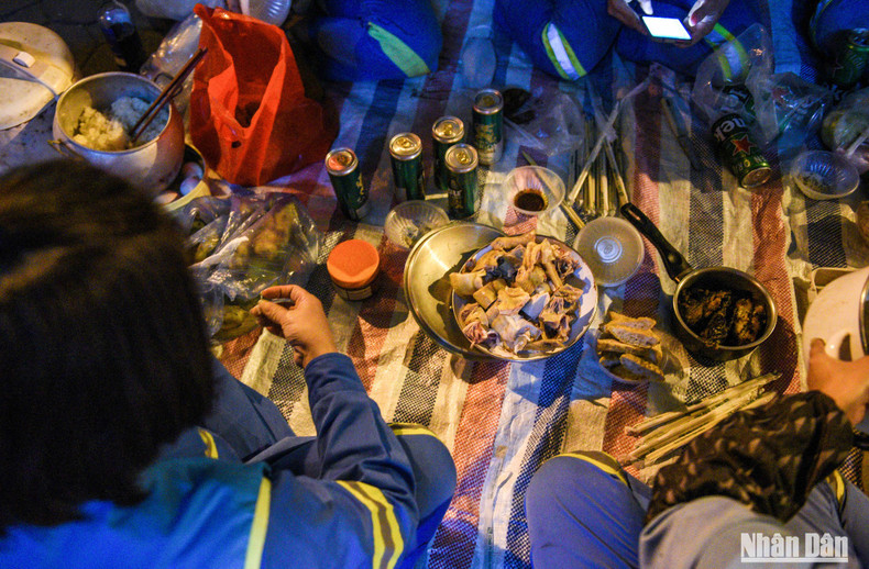 Además de los obligatorios en el Año Nuevo Lunar (Tet) como arroz glutinoso cocido al vapor y pollo hervido, los trabajadores traen uno o dos platos más desde casa y así tienen un abundante "banquete", relata Quang, quien ha celebrado 20 Tets “en la calle”. Además de los obligatorios en el Año Nuevo Lunar (Tet) como arroz glutinoso cocido al vapor y pollo hervido, los trabajadores traen uno o dos platos más desde casa y así tienen un abundante "banquete", relata Quang, quien ha celebrado 20 Tets “en la calle”.