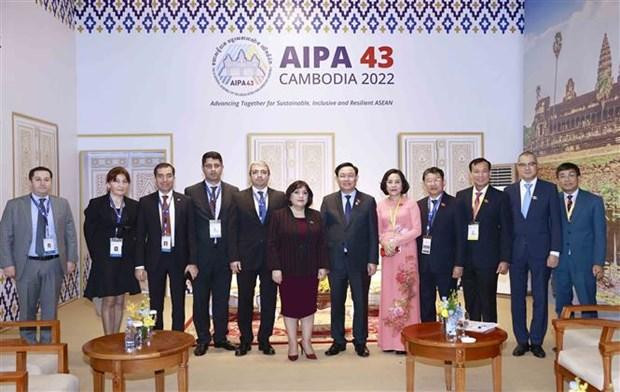 El presidente de la Asamblea Nacional de Vietnam, Vuong Dinh Hue; su homóloga de Azerbaiyán, Sahiba Gafarova, y los delegados. (Fotografía: VNA) El presidente de la Asamblea Nacional de Vietnam, Vuong Dinh Hue; su homóloga de Azerbaiyán, Sahiba Gafarova, y los delegados. (Fotografía: VNA)