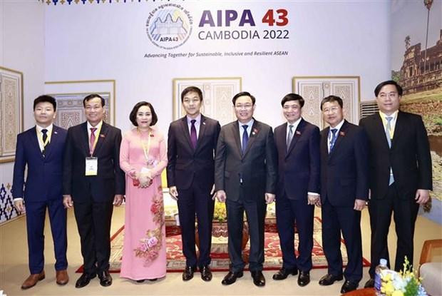 El presidente de la Asamblea Nacional de Vietnam, Vuong Dinh Hue, su homólogo singapurense, Tan Chuan-jin, y los delegados. (Fotografía: VNA) El presidente de la Asamblea Nacional de Vietnam, Vuong Dinh Hue, su homólogo singapurense, Tan Chuan-jin, y los delegados. (Fotografía: VNA)