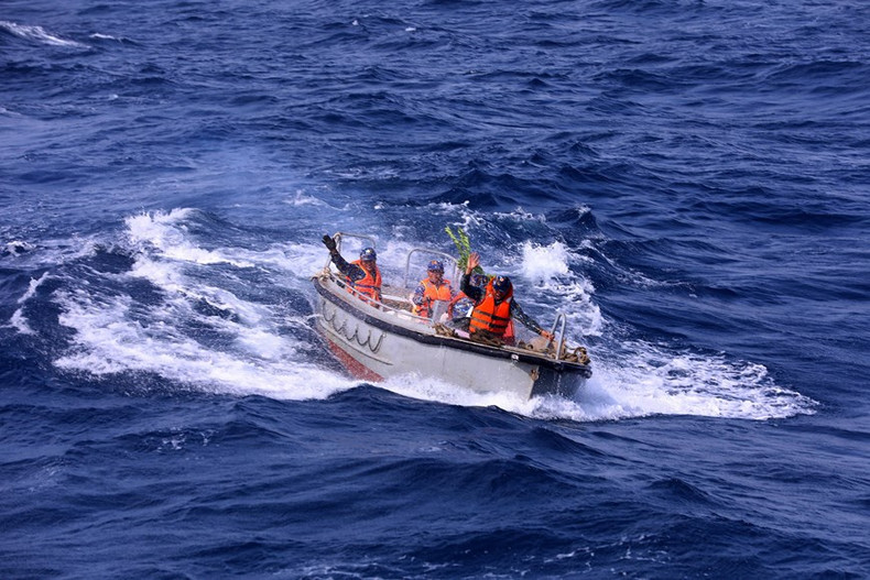 Llevan obsequios y bienes esenciales a los oficiales y soldados de la plataforma DK1/9.