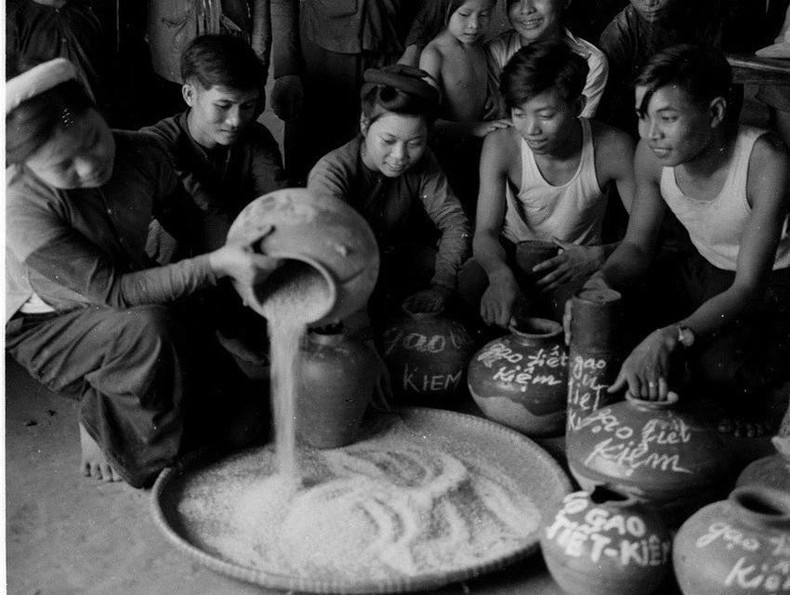 Miembros del sindicato y jóvenes de la comuna de Tam Son, distrito de Yen Dung, provincia vietnamita de Bac Giang, vierten arroz desde frascos de ahorro para enviarlo a un fondo de crédito en aras de apoyar a los miembros del sindicato cuando sea necesario (28 de junio de 1960).