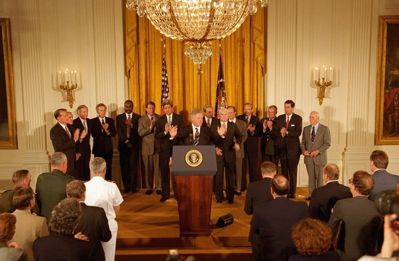 El 11 de julio de 1995, en Washington, el presidente estadounidense, Bill Clinton, leyó una proclamación para normalizar las relaciones diplomáticas con Vietnam. (Fotografía: Archivo de la Casa Blanca/VNA) El 11 de julio de 1995, en Washington, el presidente estadounidense, Bill Clinton, leyó una proclamación para normalizar las relaciones diplomáticas con Vietnam. (Fotografía: Archivo de la Casa Blanca/VNA)