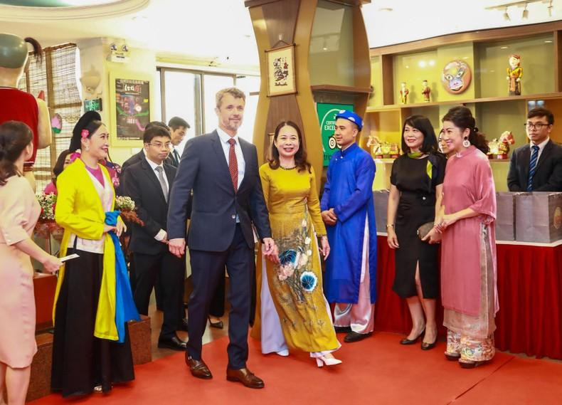 La vicepresidenta de Vietnam, Vo Thi Anh Xuan, recibe al príncipe heredero del país nórdico en el Teatro de Marionetas Acuáticas de Thang Long.