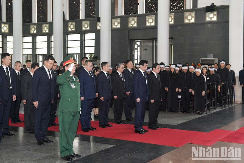 Wang Huning, miembro del Comité Permanente del Buró Político del Comité Central del PCCh, presidente del CCPPCh y representante especial del secretario general del PCCh y presidente chino, Xi Jinping, y otros delegados.