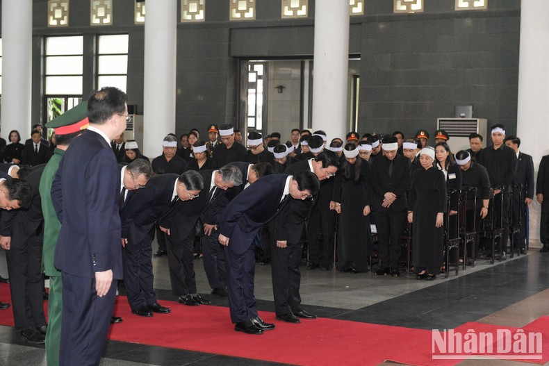 La delegación rinde homenaje al extinto dirigente vietnamita.