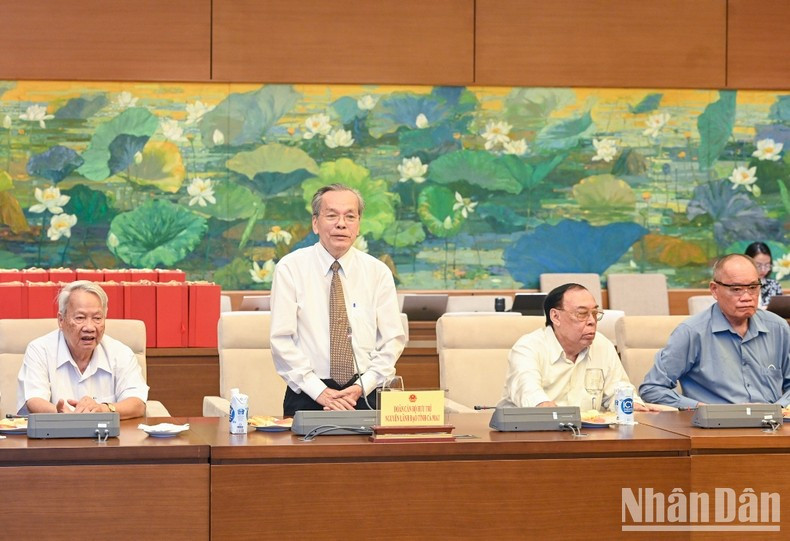 Un delegado aporta sus opiniones.