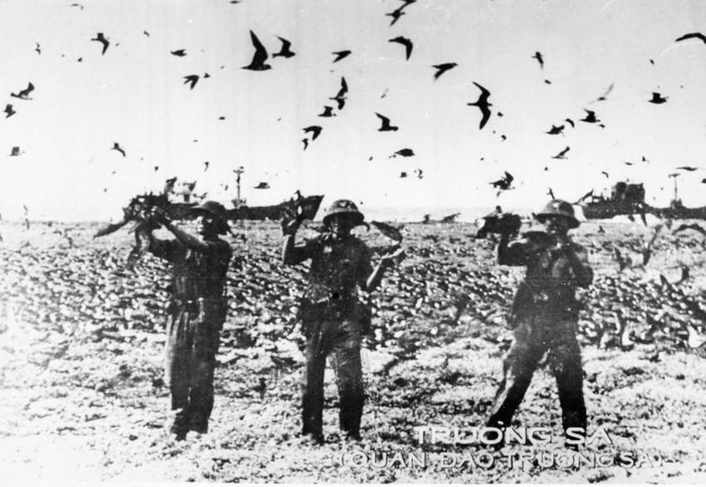 Miembros de las Fuerzas Especiales del 126º Grupo en la liberada isla de Truong Sa, el 29 de abril de 1975. (Foto: VNA) Miembros de las Fuerzas Especiales del 126º Grupo en la liberada isla de Truong Sa, el 29 de abril de 1975. (Foto: VNA)