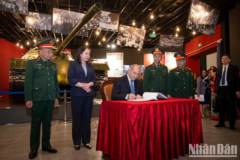 [Foto] Presidente búlgaro visita Museo de Historia Militar de Vietnam ảnh 7