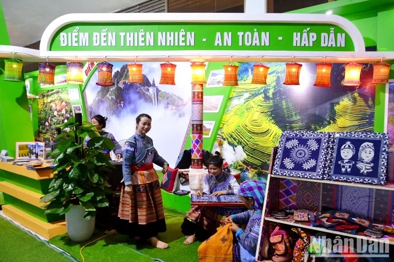Además de las hierbas medicinales, una de sus fortalezas, la provincia de Lao Cai promociona su turismo en la feria. Además de las hierbas medicinales, una de sus fortalezas, la provincia de Lao Cai promociona su turismo en la feria.