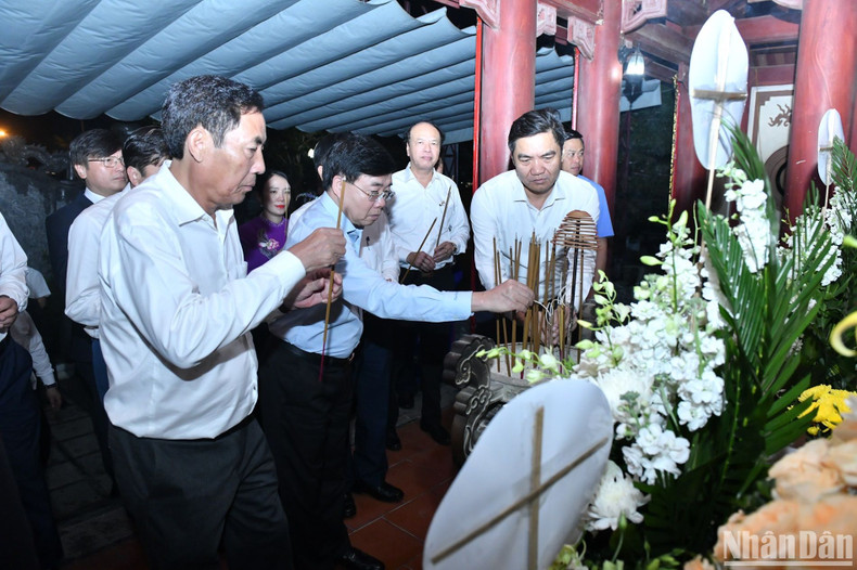 Los delegados colocan inciensos en homenaje a los caídos. Los delegados colocan inciensos en homenaje a los caídos.