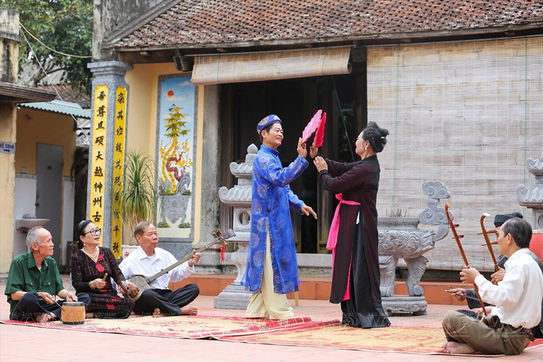 Los miembros del Club del Cheo de la aldea de Khuoc interpretaron un extracto de la pieza “Quan Am Thi Kinh”. (Fotografía: Revista Ilustrada de Vietnam) Los miembros del Club del Cheo de la aldea de Khuoc interpretaron un extracto de la pieza “Quan Am Thi Kinh”. (Fotografía: Revista Ilustrada de Vietnam)