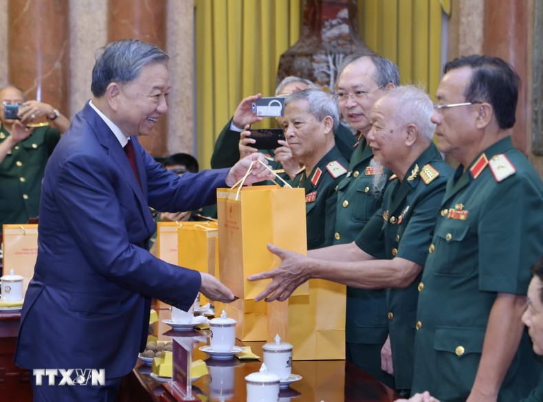 El dirigente entrega obsequios a los veteranos. El dirigente entrega obsequios a los veteranos.