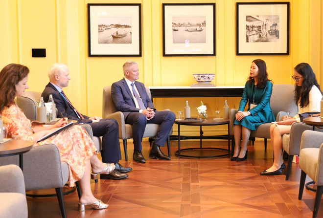 La viceministra de Relaciones Exteriores de Vietnam Nguyen Minh Hang se reúne con el secretario general de la OCDE, Mathias Cormann. (Fotografía: VNA) La viceministra de Relaciones Exteriores de Vietnam Nguyen Minh Hang se reúne con el secretario general de la OCDE, Mathias Cormann. (Fotografía: VNA)