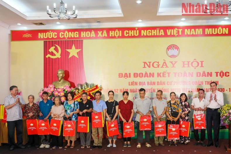 El ministro de Seguridad Pública, To Lam, y el vicepresidente del Frente de la Patria de Vietnam Phung Khanh Tai entregan ayudas a familias locales que viven en condiciones difíciles.