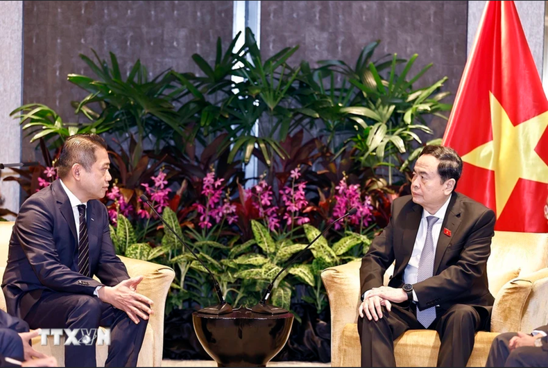 Thanh Man y Kevin Chng sostienen conversaciones. Thanh Man y Kevin Chng sostienen conversaciones.