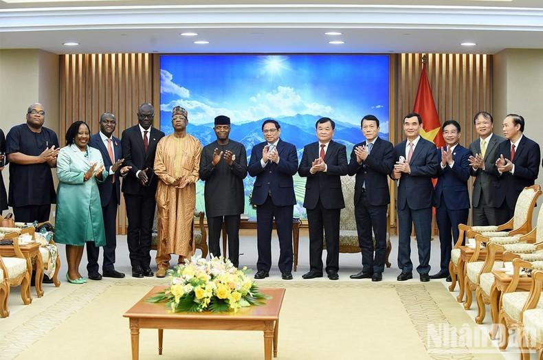 Los participantes posan para una foto de recuerdo. Los participantes posan para una foto de recuerdo.