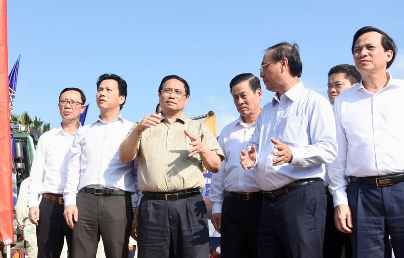 El premier inspecciona el sitio de construcción de la autopista. El premier inspecciona el sitio de construcción de la autopista.
