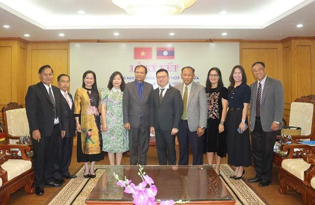 Los delegados posan para una foto de recuerdo. Los delegados posan para una foto de recuerdo.