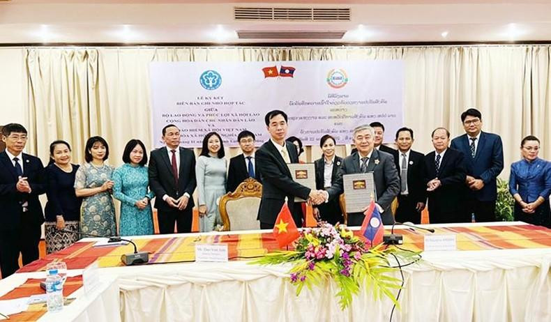 En el acto de firma. (Fotografía: SSV)