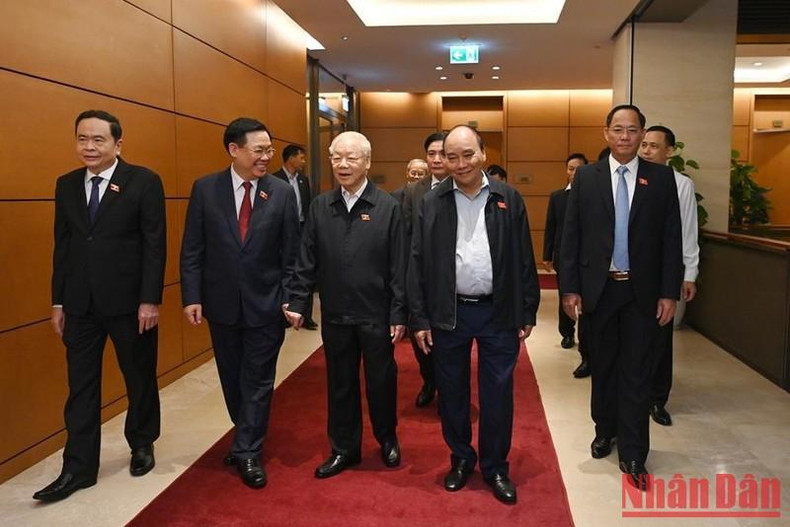 Los tres dirigentes junto con miembros ejecutivos del Parlamento. Los tres dirigentes junto con miembros ejecutivos del Parlamento.