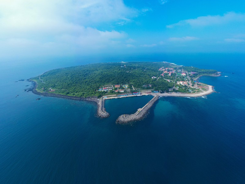 Aunque su área no es grande, Con Co tiene una posición estratégica importante cerca de la entrada sur del Golfo de Tonkín. Aunque su área no es grande, Con Co tiene una posición estratégica importante cerca de la entrada sur del Golfo de Tonkín.