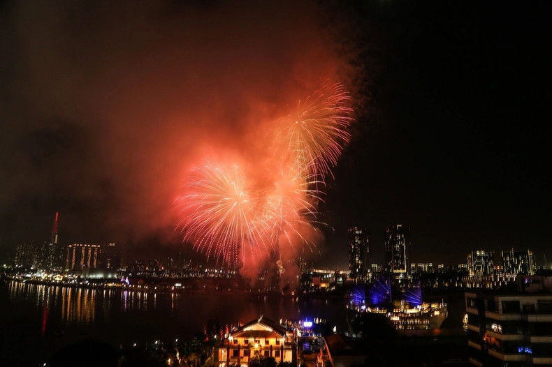 Fuegos artificiales iluminan las orillas del río Saigón, Ciudad Ho Chi Minh. (Fotografía: Phuong Quyen/tuoitre.vn) Fuegos artificiales iluminan las orillas del río Saigón, Ciudad Ho Chi Minh. (Fotografía: Phuong Quyen/tuoitre.vn)