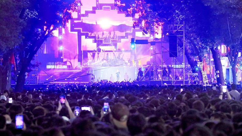 El escenario instalado en la plaza de Dong Kinh Nghia Thuc para festejar la transición entre los dos años. (Fotografía: VNA) El escenario instalado en la plaza de Dong Kinh Nghia Thuc para festejar la transición entre los dos años. (Fotografía: VNA)