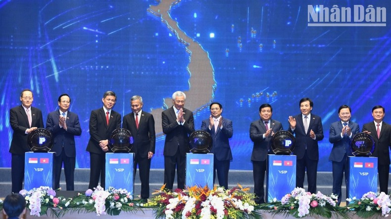 Los dos primeros ministros presencian la puesta en marcha de varios proyectos de VSIP. (Fotografía: Nhan Dan) Los dos primeros ministros presencian la puesta en marcha de varios proyectos de VSIP. (Fotografía: Nhan Dan)